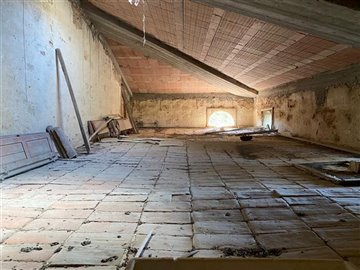 wonderful-umbrian-farmhouse-to-restore-24-120