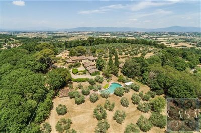estate-with-pool-for-sale-near-lucignano-tusc