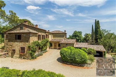 estate-with-pool-for-sale-near-lucignano-tusc