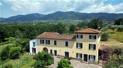 villa-with-apartments-for-sale-near-lucca-tus