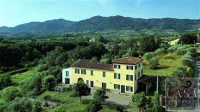 villa-with-apartments-for-sale-near-lucca-tus