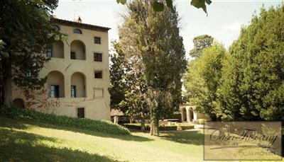 prestigious-villa-in-lari-for-sale-5-1200-1