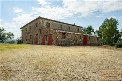 large-farmhouse-to-restore-near-lajatico-tusc