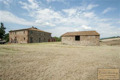large-farmhouse-to-restore-near-lajatico-tusc