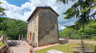 restored-historic-farmhouse-in-apuan-alps-17-