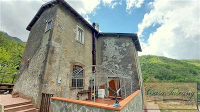 restored-historic-farmhouse-in-apuan-alps-19-