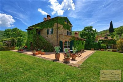 beautiful-stone-house-with-pool-for-sale-near