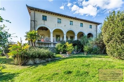 ancient-villa-for-sale-near-lucca-tuscany-16