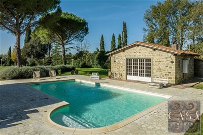 house-with-pool-for-sale-near-cortona-19