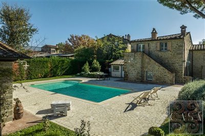 house-with-pool-for-sale-near-cortona-10