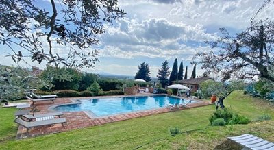 tuscan-farmhouse-with-pool-for-sale-near-cast