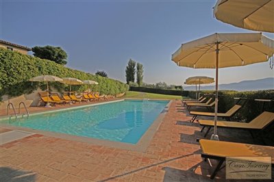 house-on-estate-with-pool-for-sale-near-corto