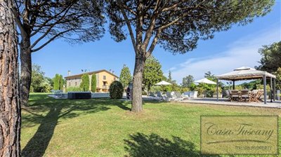property-with-pool-for-sale-near-capannori-lu