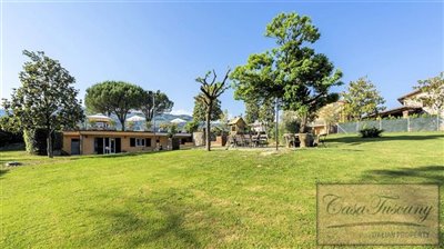property-with-pool-for-sale-near-capannori-lu