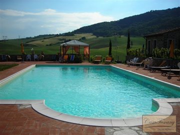 agriturismo-for-sale-in-tuscany-with-10-apart