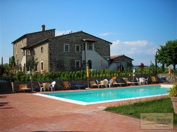 agriturismo-for-sale-in-tuscany-with-10-apart