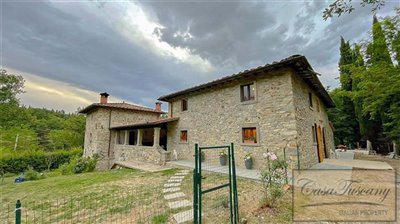 beautiful-stone-house-for-sale-near-arezzo-tu