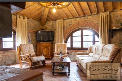 10-bedroom-farmhouse-for-sale-near-santa-luce