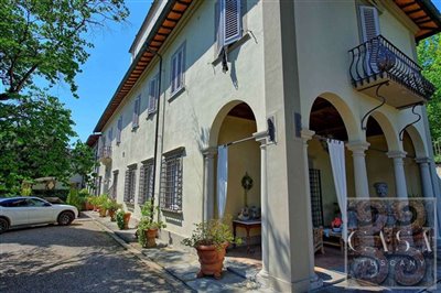 villa-for-sale-on-the-edge-of-florence-tuscan