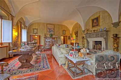 villa-for-sale-on-the-edge-of-florence-tuscan