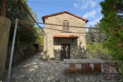 stone-house-for-sale-near-cortona-tuscany-13