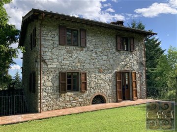 stone-house-with-pool-for-sale-near-pescaglia