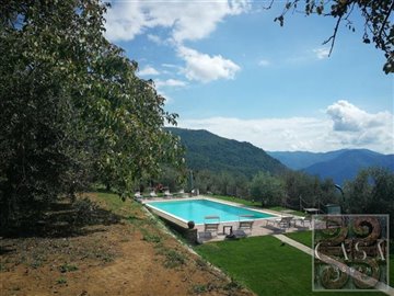 stone-house-with-pool-for-sale-near-pescaglia