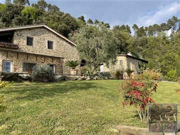 two-farmhouses-with-pool-for-sale-near-lucca-