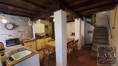 village-house-for-sale-in-tuscany-21