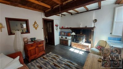 village-house-for-sale-in-tuscany-12