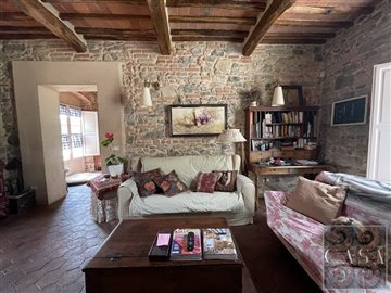 a-beautiful-restored-tuscan-house-for-sale-ne