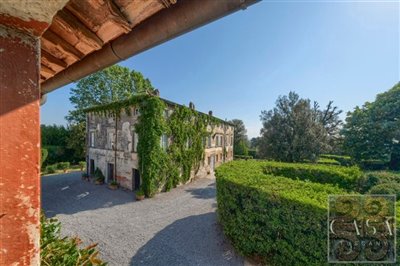 manor-house-for-sale-near-lucca-tuscany-15