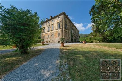 manor-house-for-sale-near-lucca-tuscany-2