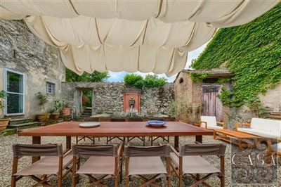 manor-house-for-sale-near-lucca-tuscany-28
