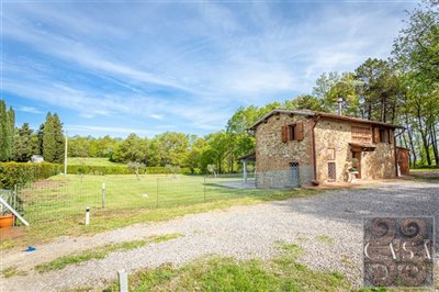 stone-house-for-sale-near-castelfalfi-tuscany