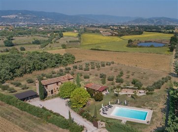 cortona-farmhouse-with-pool-for-sale-in-tusca
