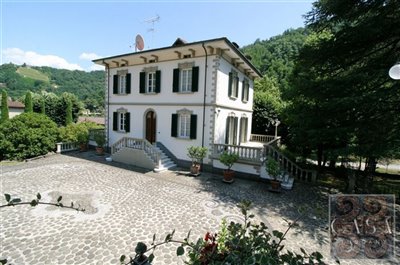 villa-for-sale-in-bagni-di-lucca-tuscany-9