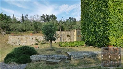 stone-villa-for-sale-near-cortona-tuscany-24