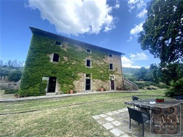 stone-villa-for-sale-near-cortona-tuscany-29