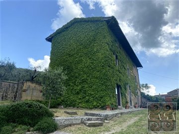 stone-villa-for-sale-near-cortona-tuscany-32