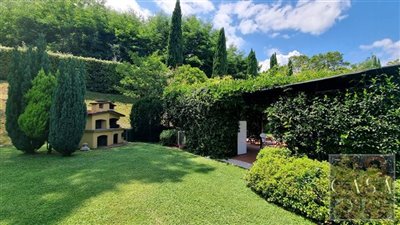 villa-with-pool-for-sale-near-lucca-tuscany-3