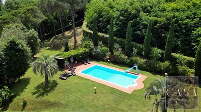 villa-with-pool-for-sale-near-lucca-tuscany-5