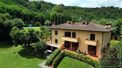 villa-with-pool-for-sale-near-lucca-tuscany-1