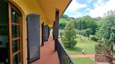 villa-with-pool-for-sale-near-lucca-tuscany-2
