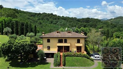 villa-with-pool-for-sale-near-lucca-tuscany-5