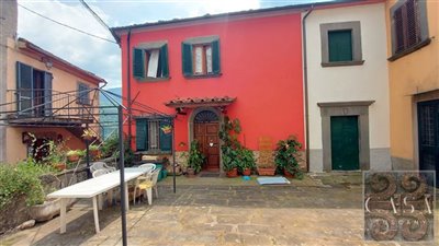 tuscan-village-house-with-garden-for-sale-16