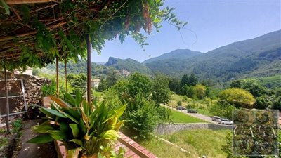 tuscan-village-house-with-garden-for-sale-36