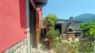 tuscan-village-house-with-garden-for-sale-37