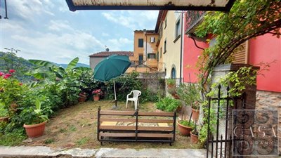 tuscan-village-house-with-garden-for-sale-32