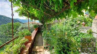 tuscan-village-house-with-garden-for-sale-27